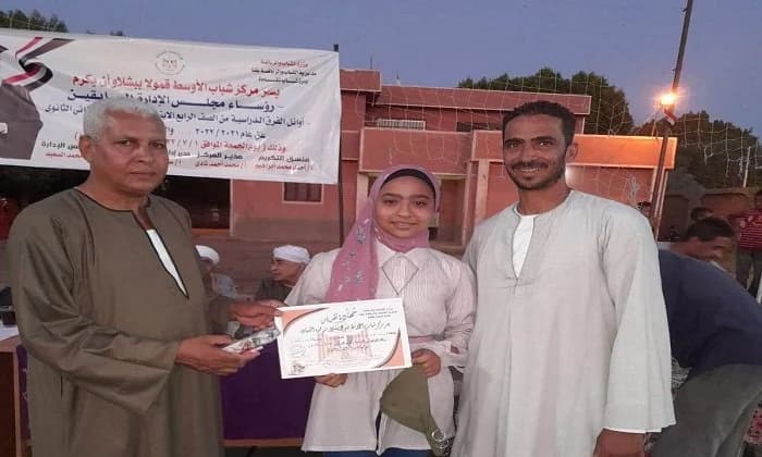 تكريم أحد الطلاب في فعالية لمركز شباب الأوسط قمولا بقرية بشلاو