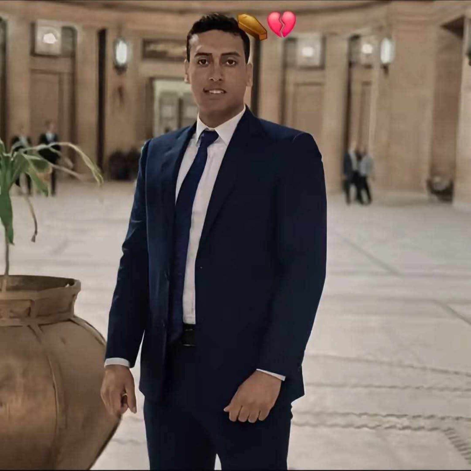 صورة شخصية للشهيد محمود أحمد عبد الصبور سعد مرتديًا بدلة رسمية