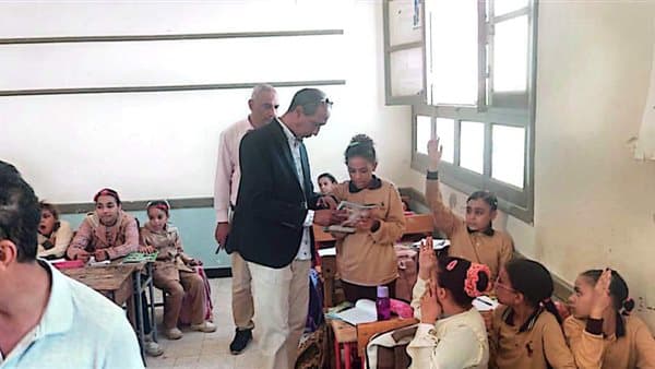 التلاميذ مش عارفين يقرأوا ولا يكتبوا.. إحالة مديري 6 مدارس وموجهي اللغة العربية بنجع حمادي في قنا ...